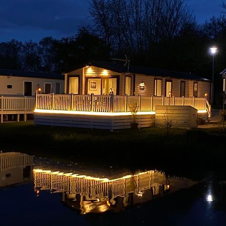 Auroras Dream Lodge - Hoburne Cotswolds Holiday Park Cirencester Extérieur photo