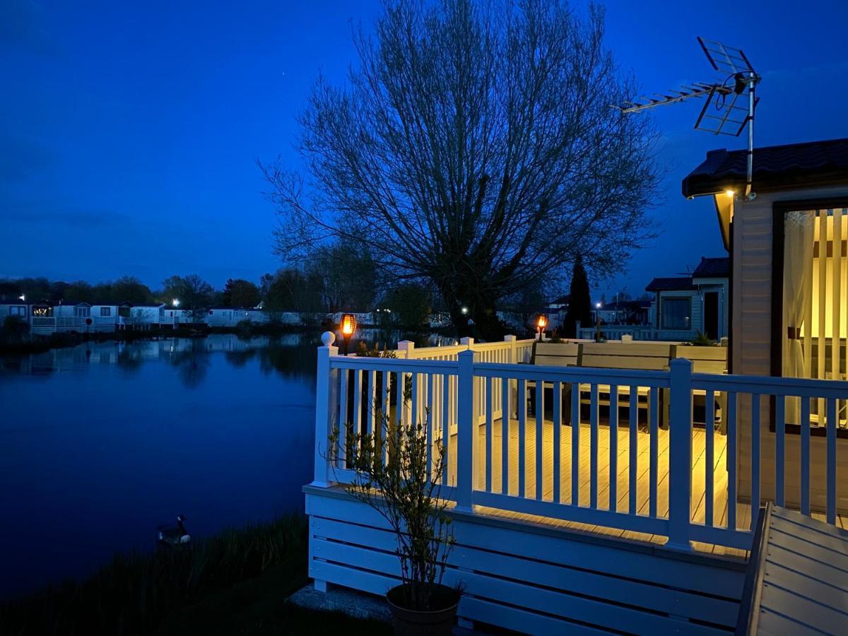 Auroras Dream Lodge - Hoburne Cotswolds Holiday Park Cirencester Extérieur photo