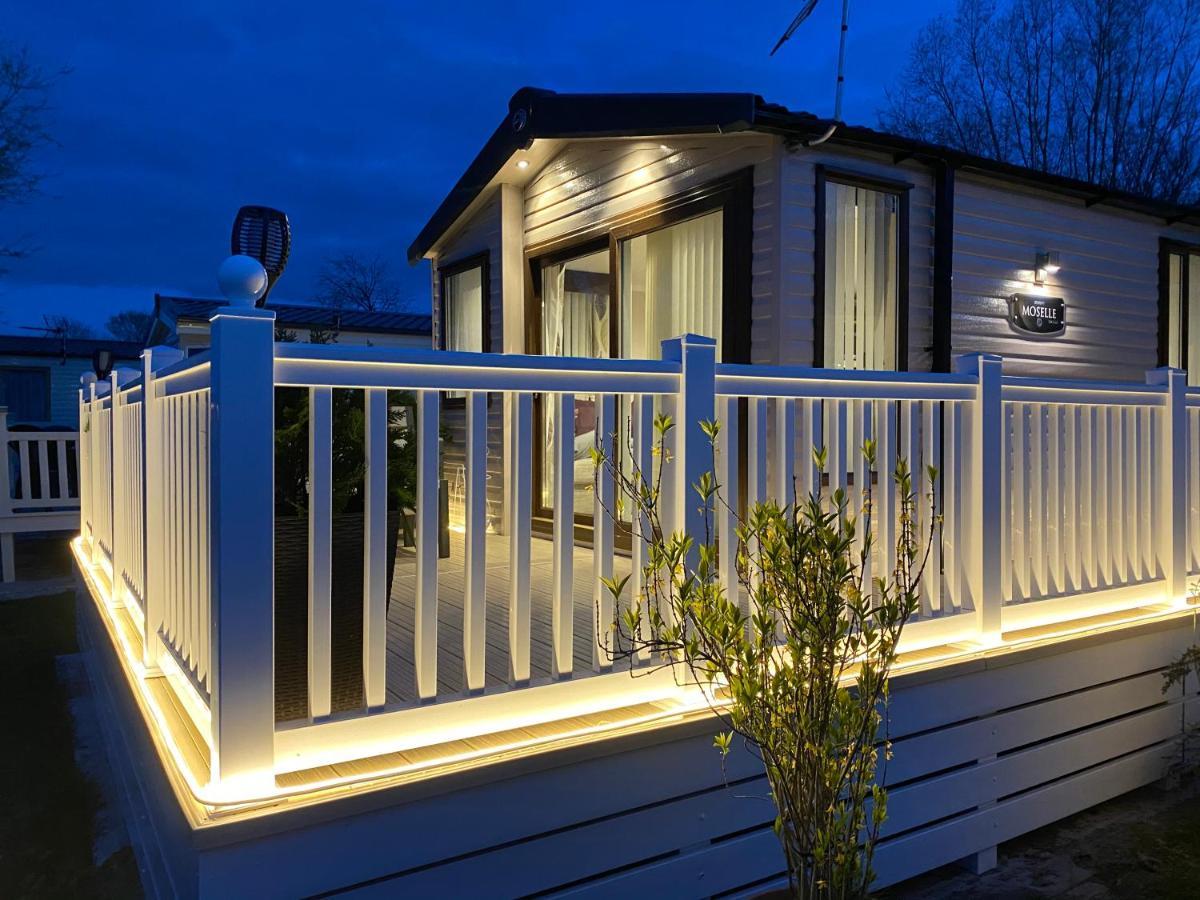 Auroras Dream Lodge - Hoburne Cotswolds Holiday Park Cirencester Extérieur photo