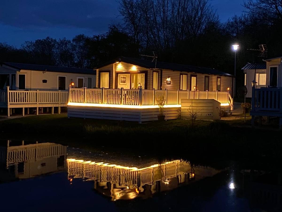 Auroras Dream Lodge - Hoburne Cotswolds Holiday Park Cirencester Extérieur photo