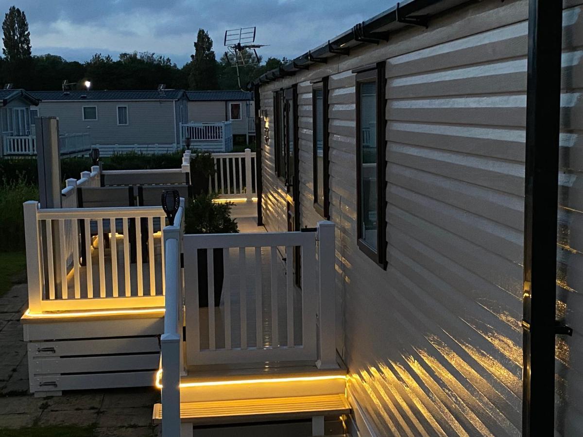 Auroras Dream Lodge - Hoburne Cotswolds Holiday Park Cirencester Extérieur photo